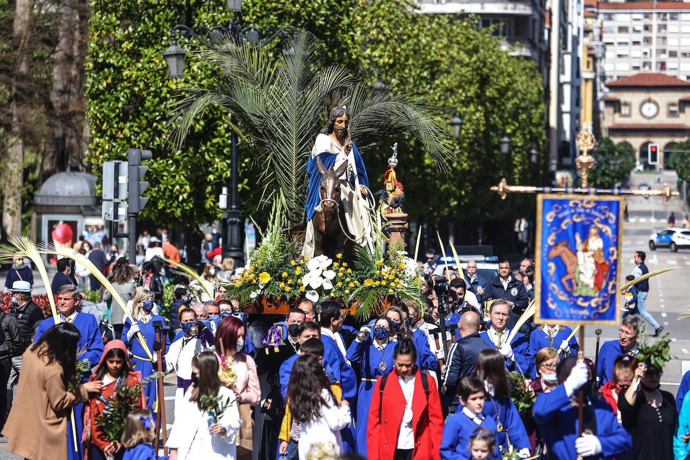 La Semana Santa comienza con una masiva afluencia de fieles a la primera de las procesiones y a las bendiciones de Ramos.