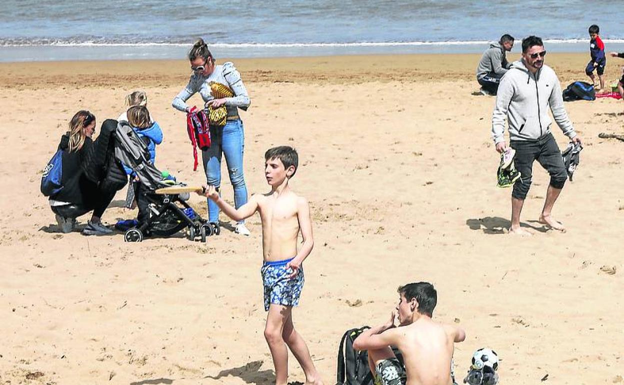 El buen tiempo anima a los gijoneses a ir a la playa 