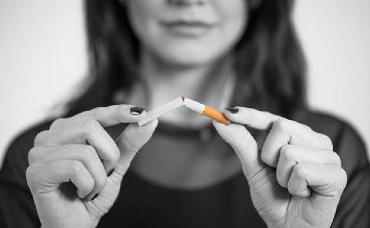 Dejar de fumar suele implicar engordar de media entre 2,5 y 4,5 kilos de peso