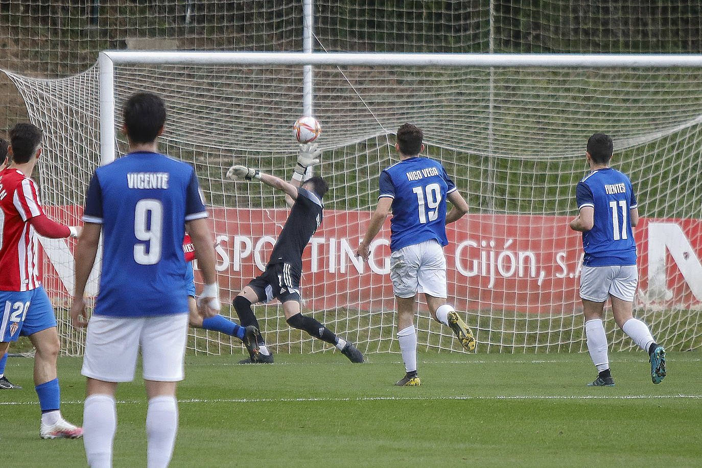 Fotos: Las mejores imágenes del partido entre el Sporting B y el Mosconia