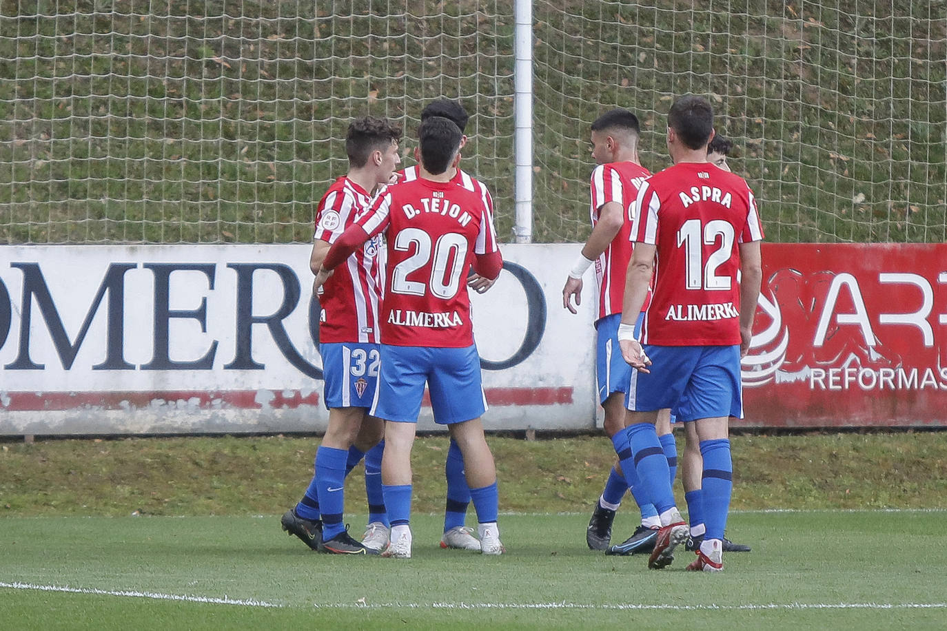 Fotos: Las mejores imágenes del partido entre el Sporting B y el Mosconia