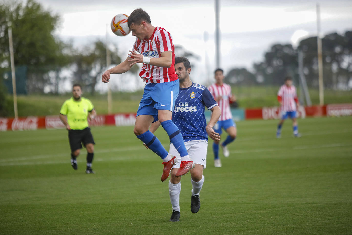 Fotos: Las mejores imágenes del partido entre el Sporting B y el Mosconia