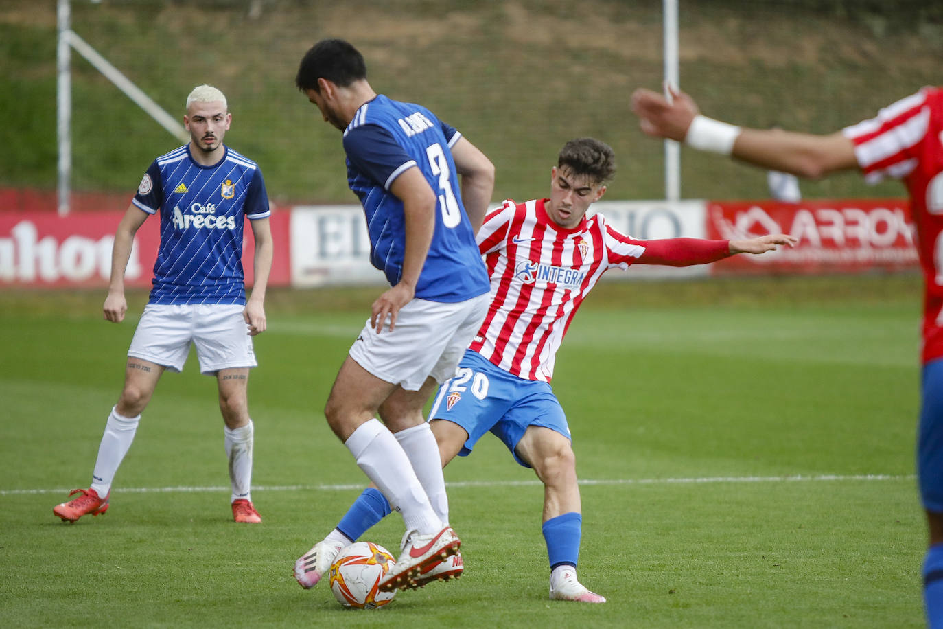 Fotos: Las mejores imágenes del partido entre el Sporting B y el Mosconia