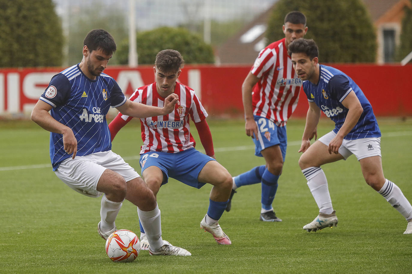 Fotos: Las mejores imágenes del partido entre el Sporting B y el Mosconia