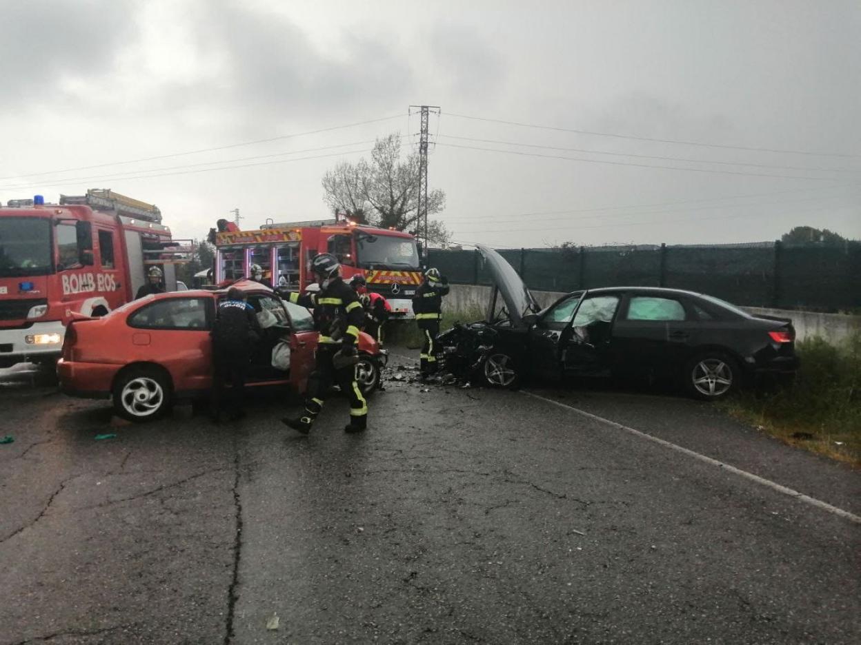 Los bomberos durante las labores de excarcelamiento del menor que provocó un accidente en La Providencia. 