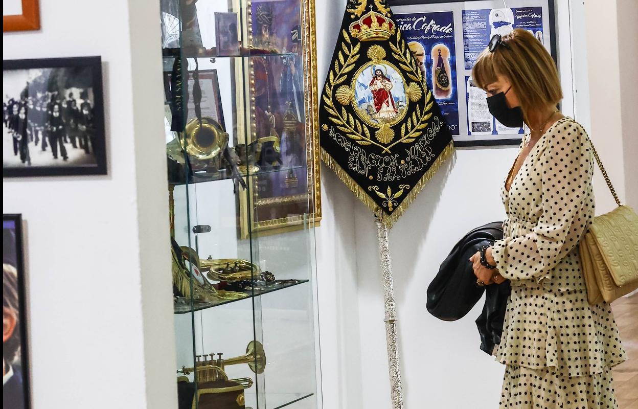 Una visitante ante una vitrina.