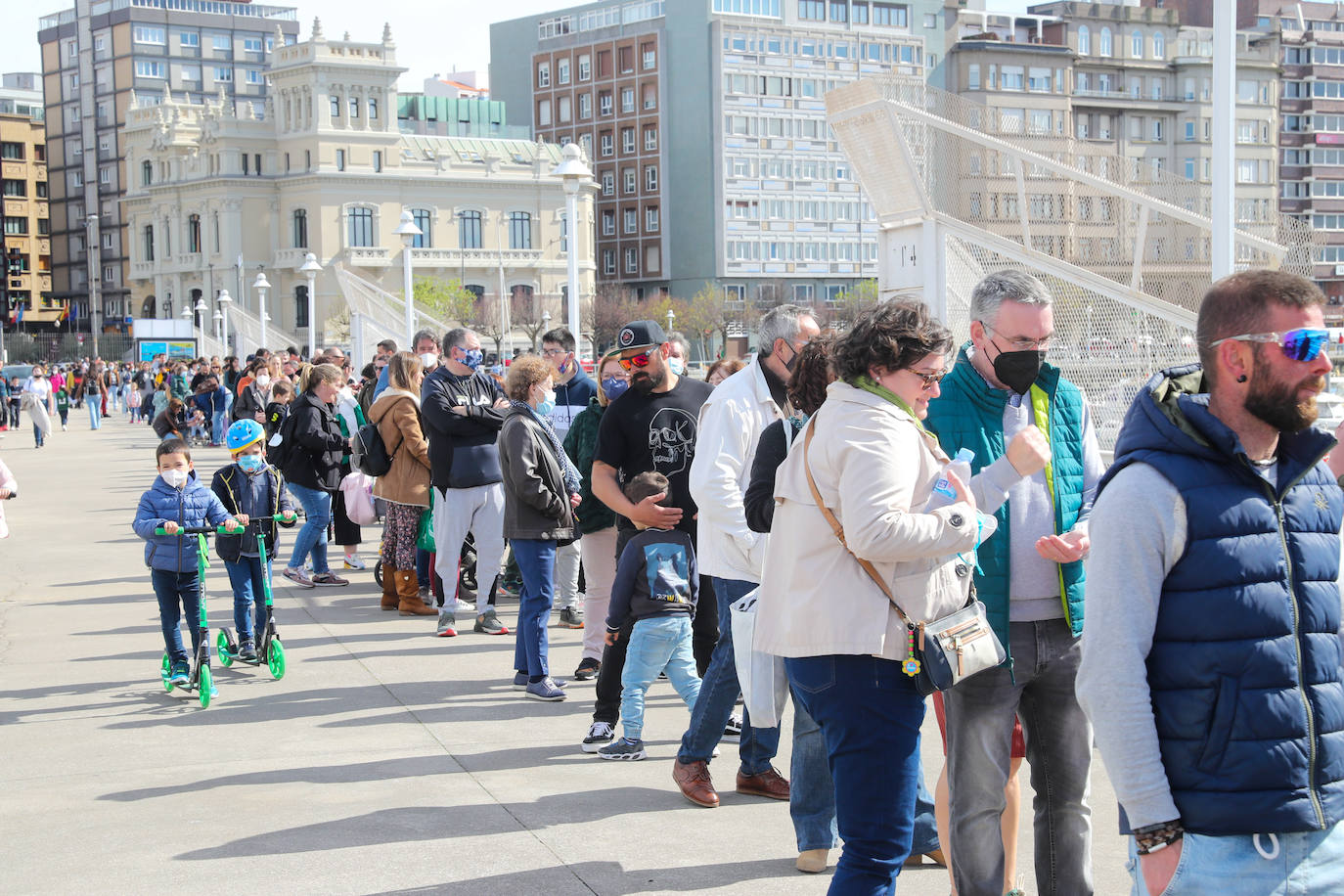 El velero 'Atyla' causó sensación entre aquellas decenas de personas que se acercaron, curiosos, a descubrir los encantos de esta histórica embarcación. Después de tres años, 'Atyla' regresa al Puerto Deportivo de Gijón. «Con fuerza y muchas más ganas», Rodrigo de la Serna, patrón de la famosa goleta, asegura que «estamos preparados para descubrir un mundo nuevo a quienes quieran convertirse en navegantes»
