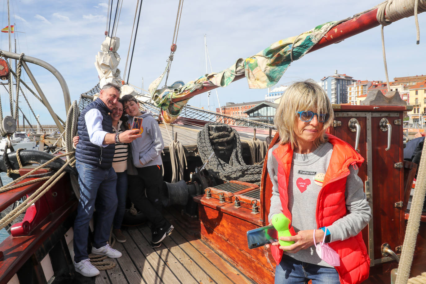 El velero 'Atyla' causó sensación entre aquellas decenas de personas que se acercaron, curiosos, a descubrir los encantos de esta histórica embarcación. Después de tres años, 'Atyla' regresa al Puerto Deportivo de Gijón. «Con fuerza y muchas más ganas», Rodrigo de la Serna, patrón de la famosa goleta, asegura que «estamos preparados para descubrir un mundo nuevo a quienes quieran convertirse en navegantes»