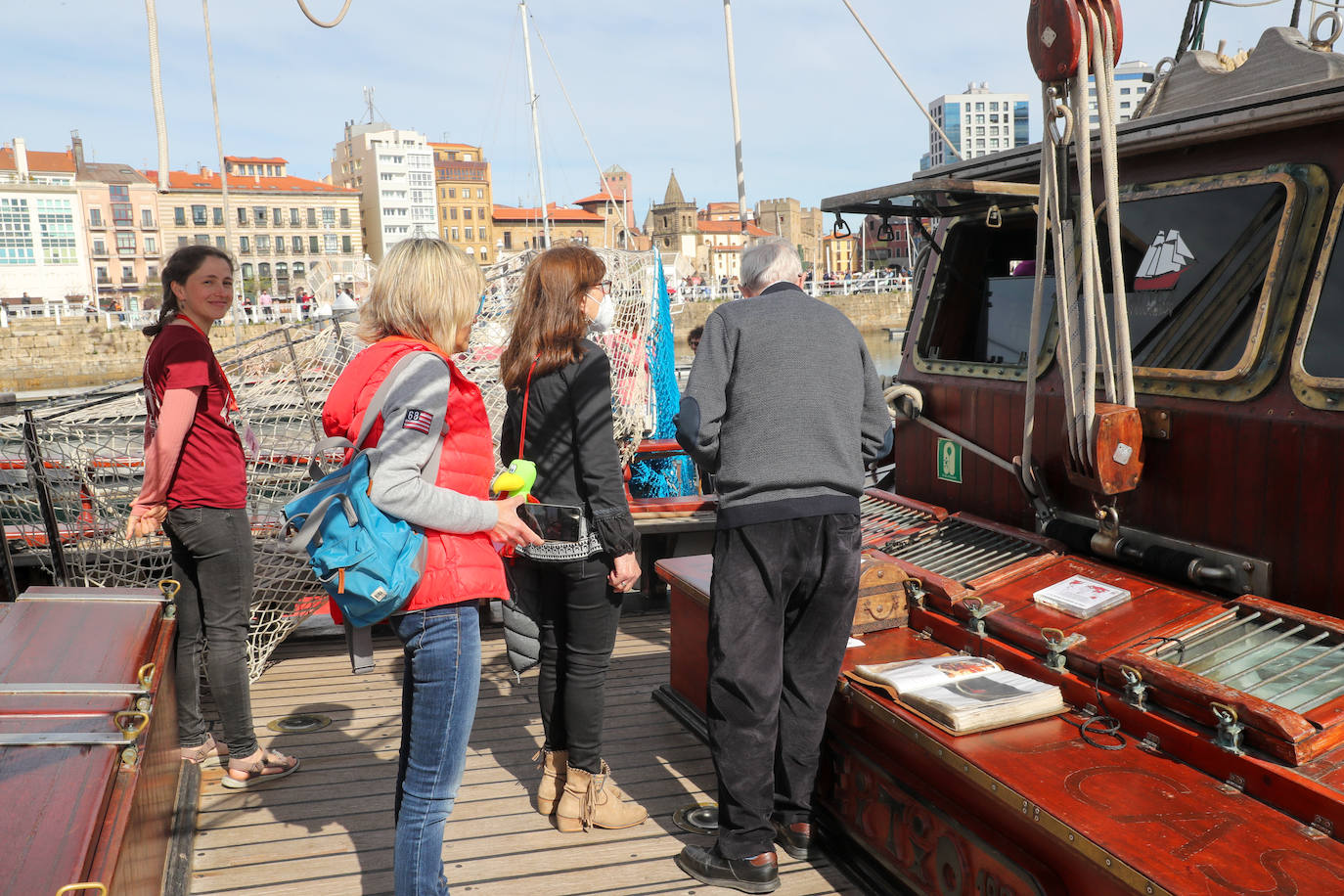 El velero 'Atyla' causó sensación entre aquellas decenas de personas que se acercaron, curiosos, a descubrir los encantos de esta histórica embarcación. Después de tres años, 'Atyla' regresa al Puerto Deportivo de Gijón. «Con fuerza y muchas más ganas», Rodrigo de la Serna, patrón de la famosa goleta, asegura que «estamos preparados para descubrir un mundo nuevo a quienes quieran convertirse en navegantes»