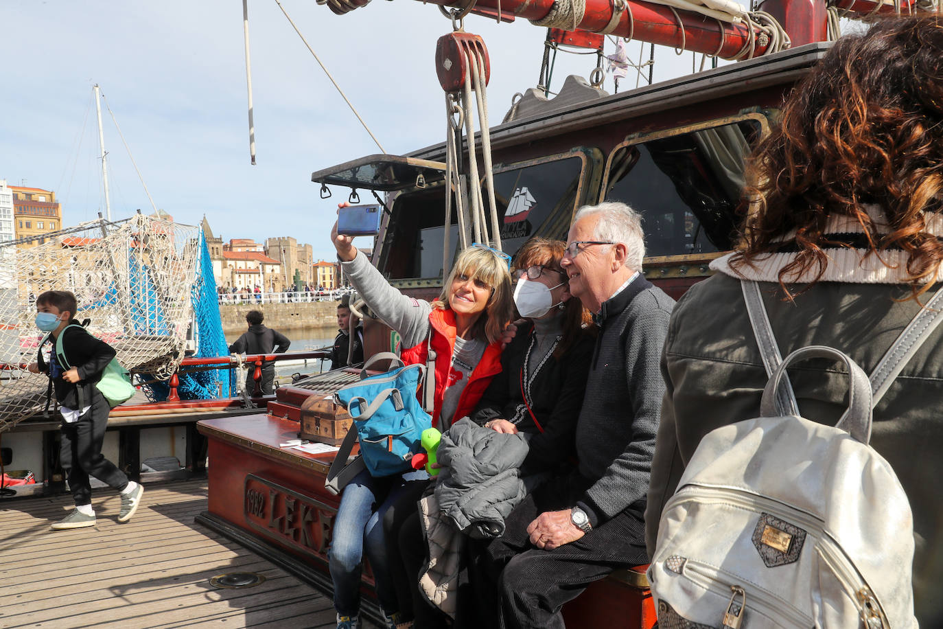 El velero 'Atyla' causó sensación entre aquellas decenas de personas que se acercaron, curiosos, a descubrir los encantos de esta histórica embarcación. Después de tres años, 'Atyla' regresa al Puerto Deportivo de Gijón. «Con fuerza y muchas más ganas», Rodrigo de la Serna, patrón de la famosa goleta, asegura que «estamos preparados para descubrir un mundo nuevo a quienes quieran convertirse en navegantes»