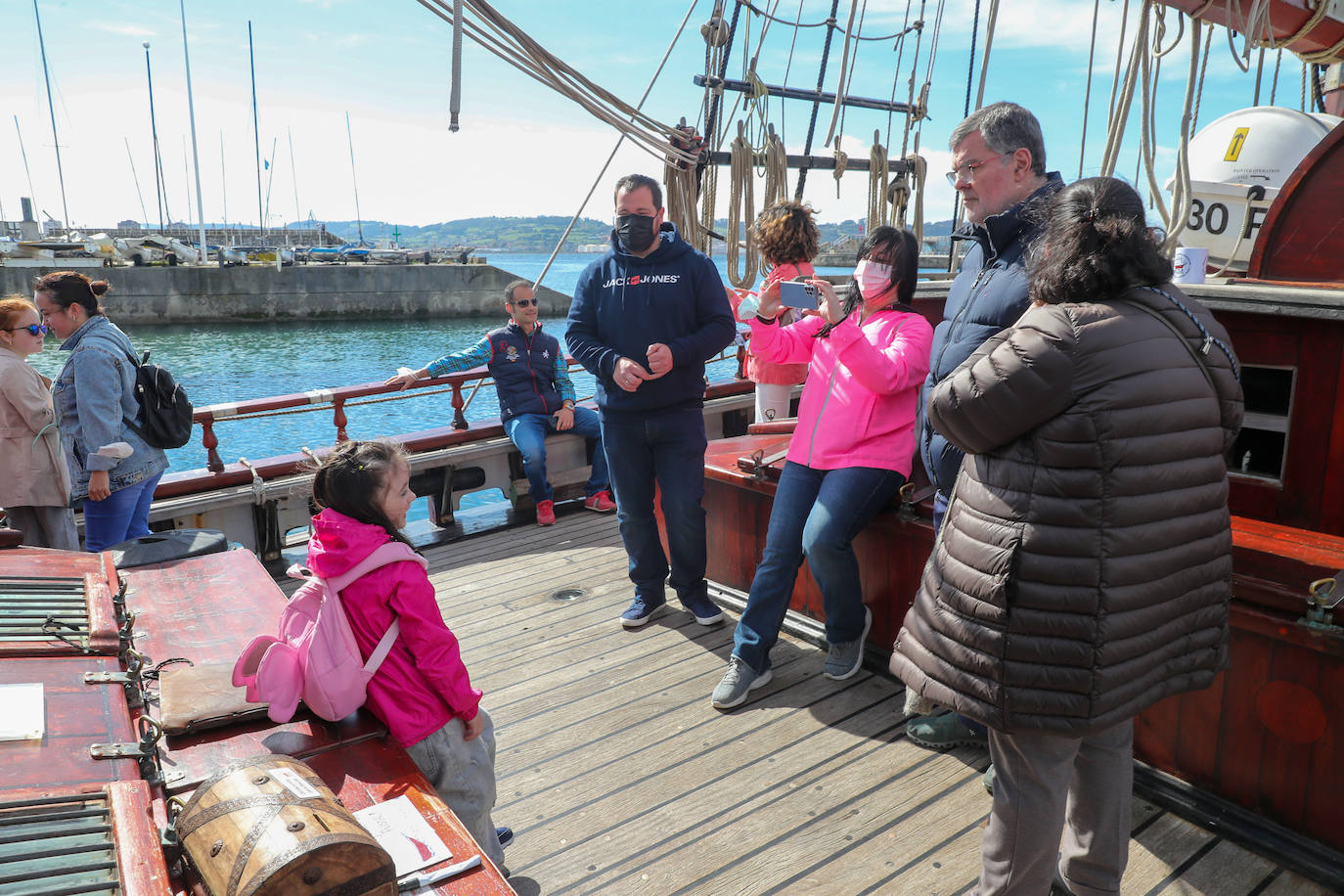 El velero 'Atyla' causó sensación entre aquellas decenas de personas que se acercaron, curiosos, a descubrir los encantos de esta histórica embarcación. Después de tres años, 'Atyla' regresa al Puerto Deportivo de Gijón. «Con fuerza y muchas más ganas», Rodrigo de la Serna, patrón de la famosa goleta, asegura que «estamos preparados para descubrir un mundo nuevo a quienes quieran convertirse en navegantes»