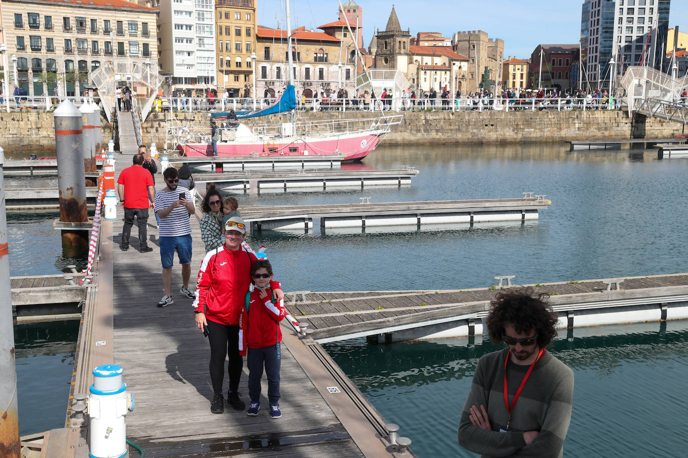 El velero 'Atyla' causó sensación entre aquellas decenas de personas que se acercaron, curiosos, a descubrir los encantos de esta histórica embarcación. Después de tres años, 'Atyla' regresa al Puerto Deportivo de Gijón. «Con fuerza y muchas más ganas», Rodrigo de la Serna, patrón de la famosa goleta, asegura que «estamos preparados para descubrir un mundo nuevo a quienes quieran convertirse en navegantes»