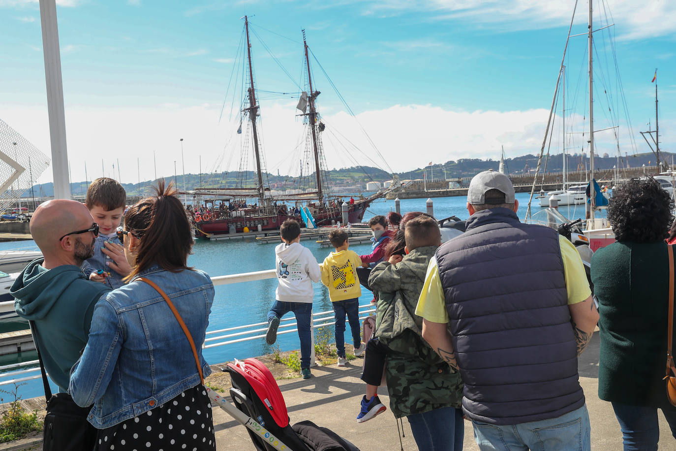El velero 'Atyla' causó sensación entre aquellas decenas de personas que se acercaron, curiosos, a descubrir los encantos de esta histórica embarcación. Después de tres años, 'Atyla' regresa al Puerto Deportivo de Gijón. «Con fuerza y muchas más ganas», Rodrigo de la Serna, patrón de la famosa goleta, asegura que «estamos preparados para descubrir un mundo nuevo a quienes quieran convertirse en navegantes»