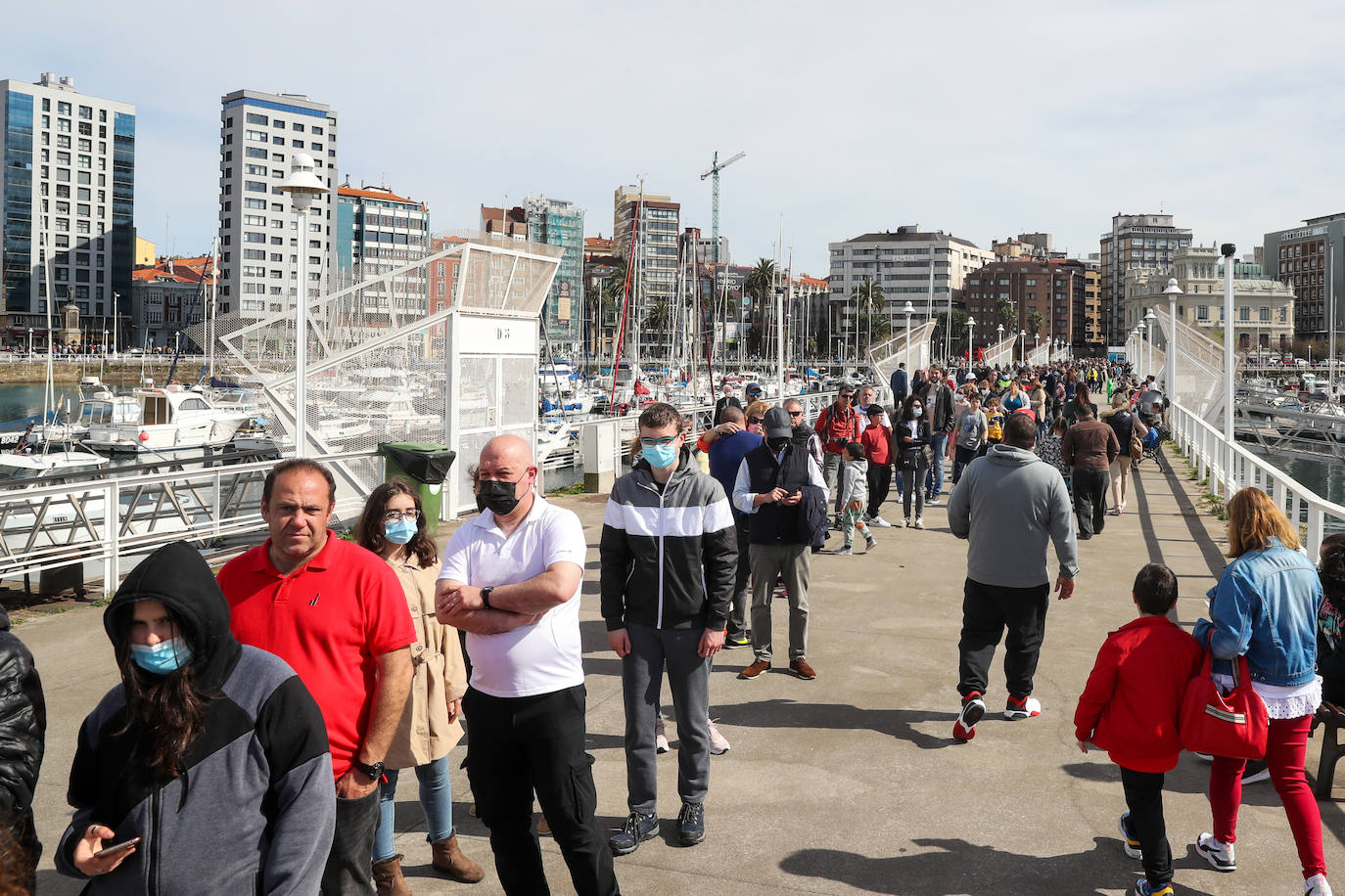 El velero 'Atyla' causó sensación entre aquellas decenas de personas que se acercaron, curiosos, a descubrir los encantos de esta histórica embarcación. Después de tres años, 'Atyla' regresa al Puerto Deportivo de Gijón. «Con fuerza y muchas más ganas», Rodrigo de la Serna, patrón de la famosa goleta, asegura que «estamos preparados para descubrir un mundo nuevo a quienes quieran convertirse en navegantes»