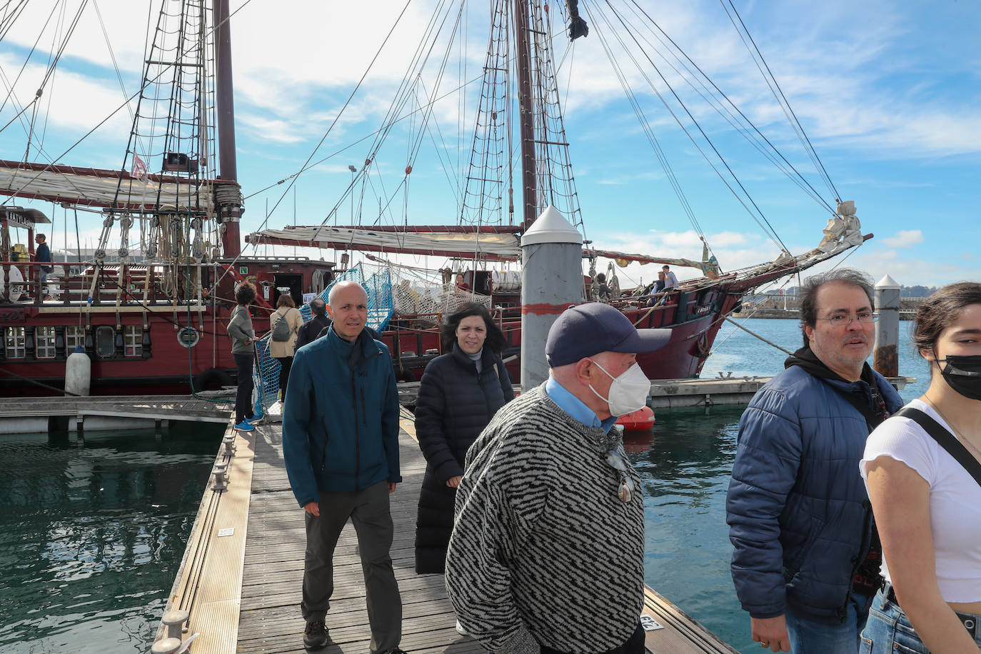 El velero 'Atyla' causó sensación entre aquellas decenas de personas que se acercaron, curiosos, a descubrir los encantos de esta histórica embarcación. Después de tres años, 'Atyla' regresa al Puerto Deportivo de Gijón. «Con fuerza y muchas más ganas», Rodrigo de la Serna, patrón de la famosa goleta, asegura que «estamos preparados para descubrir un mundo nuevo a quienes quieran convertirse en navegantes»