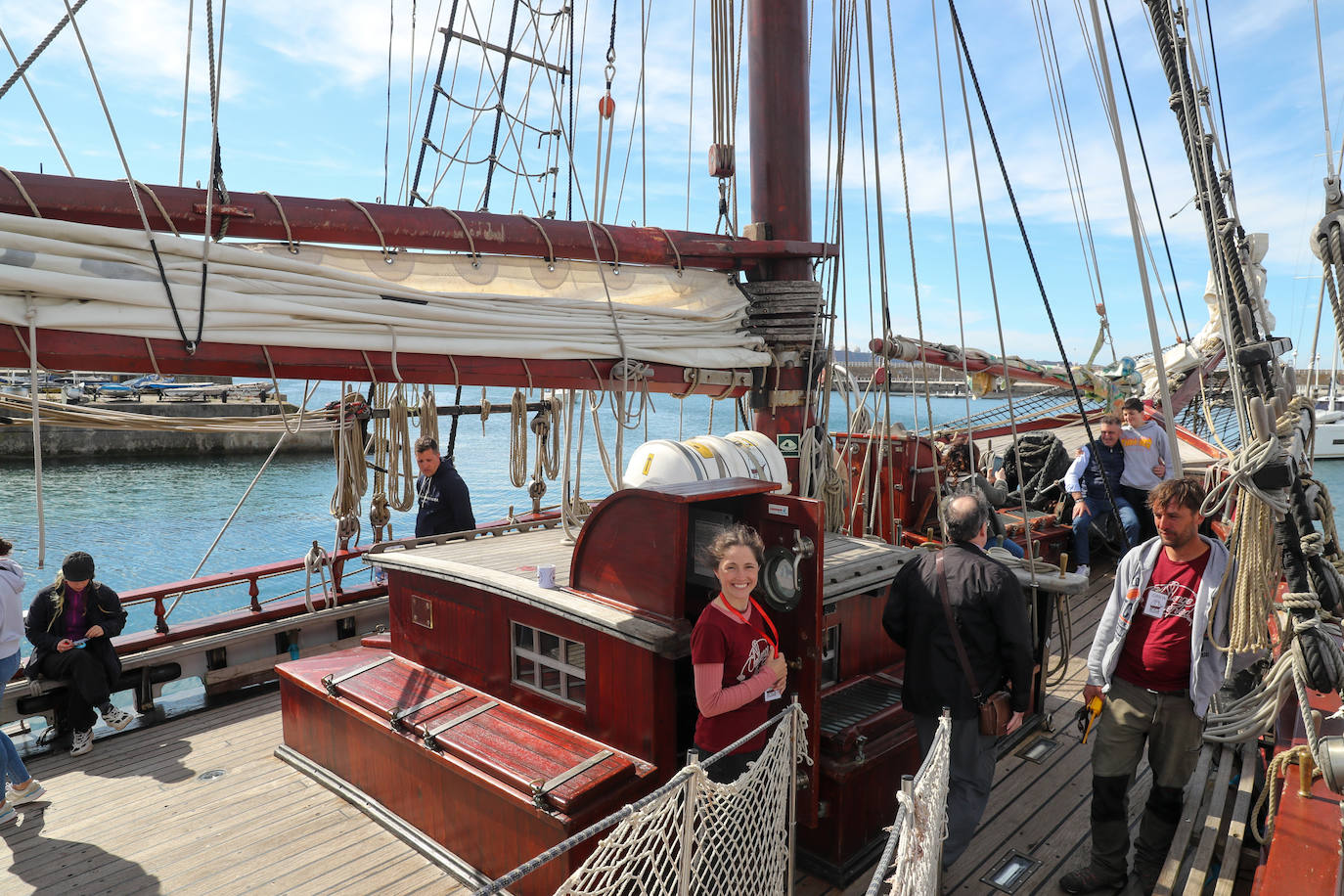 El velero 'Atyla' causó sensación entre aquellas decenas de personas que se acercaron, curiosos, a descubrir los encantos de esta histórica embarcación. Después de tres años, 'Atyla' regresa al Puerto Deportivo de Gijón. «Con fuerza y muchas más ganas», Rodrigo de la Serna, patrón de la famosa goleta, asegura que «estamos preparados para descubrir un mundo nuevo a quienes quieran convertirse en navegantes»