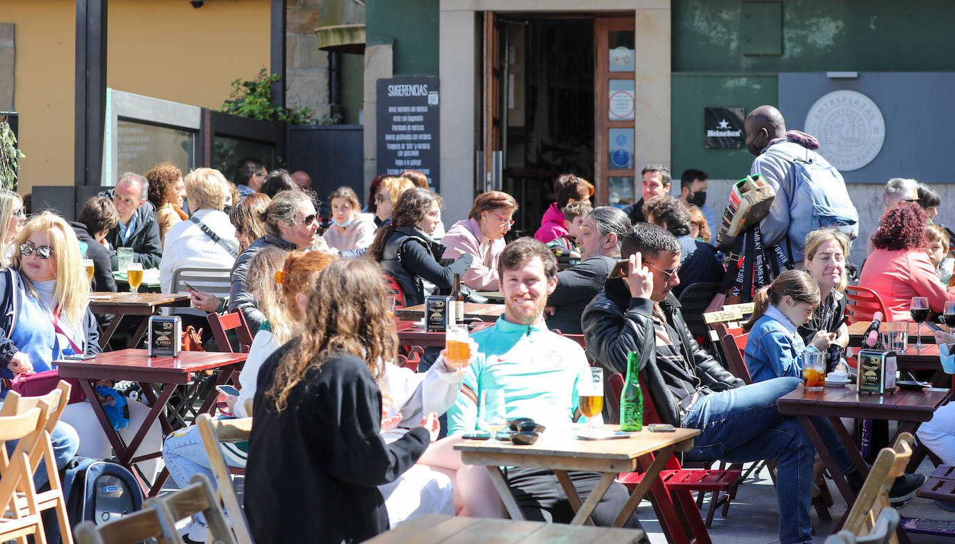 El buen tiempo, sumado a la festividad del Jueves Santo, ha dejado en Gijón una imagen repleta de turistas que aprovecharon las agradables temperaturas para visitar la ciudad.