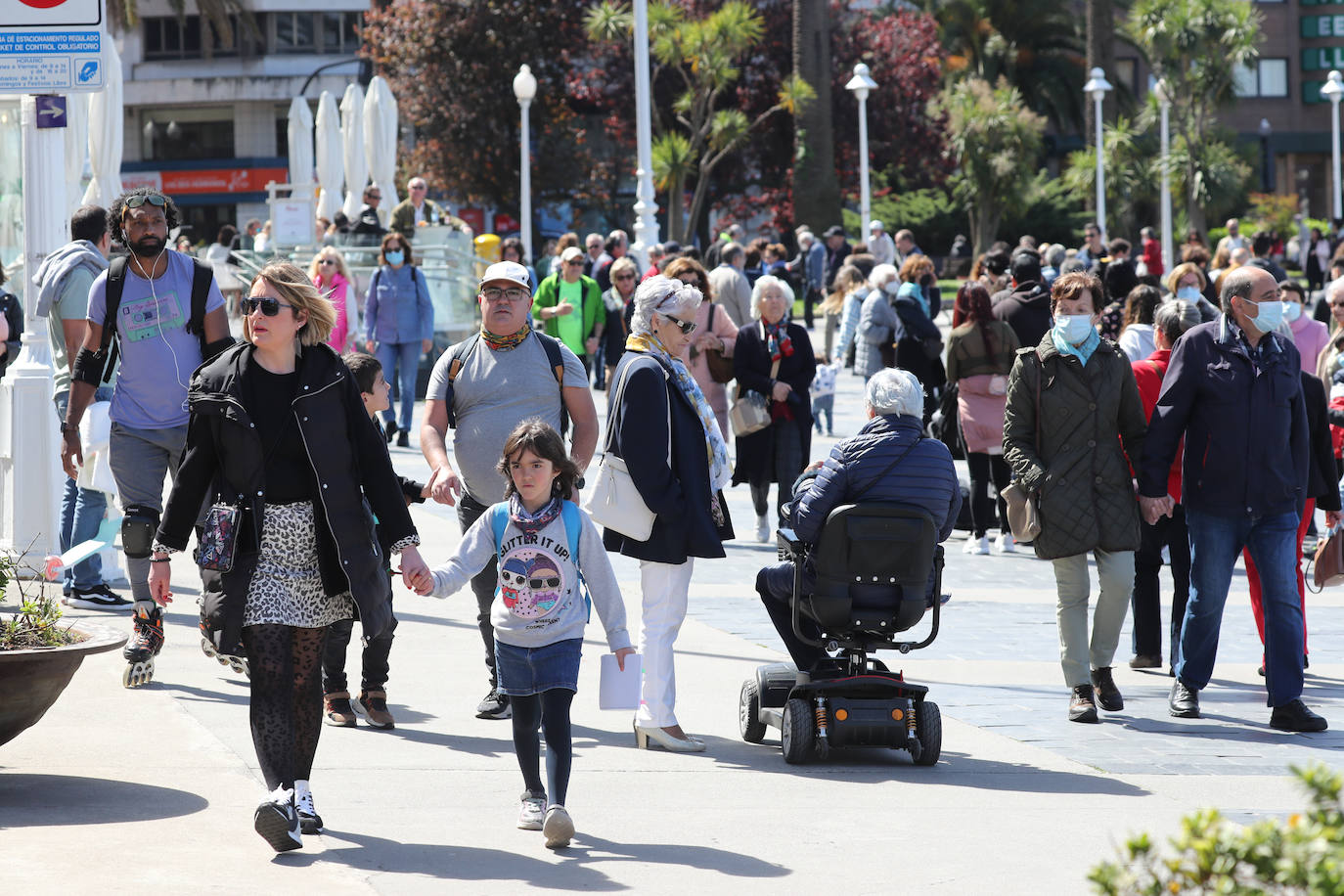 El buen tiempo, sumado a la festividad del Jueves Santo, ha dejado en Gijón una imagen repleta de turistas que aprovecharon las agradables temperaturas para visitar la ciudad.