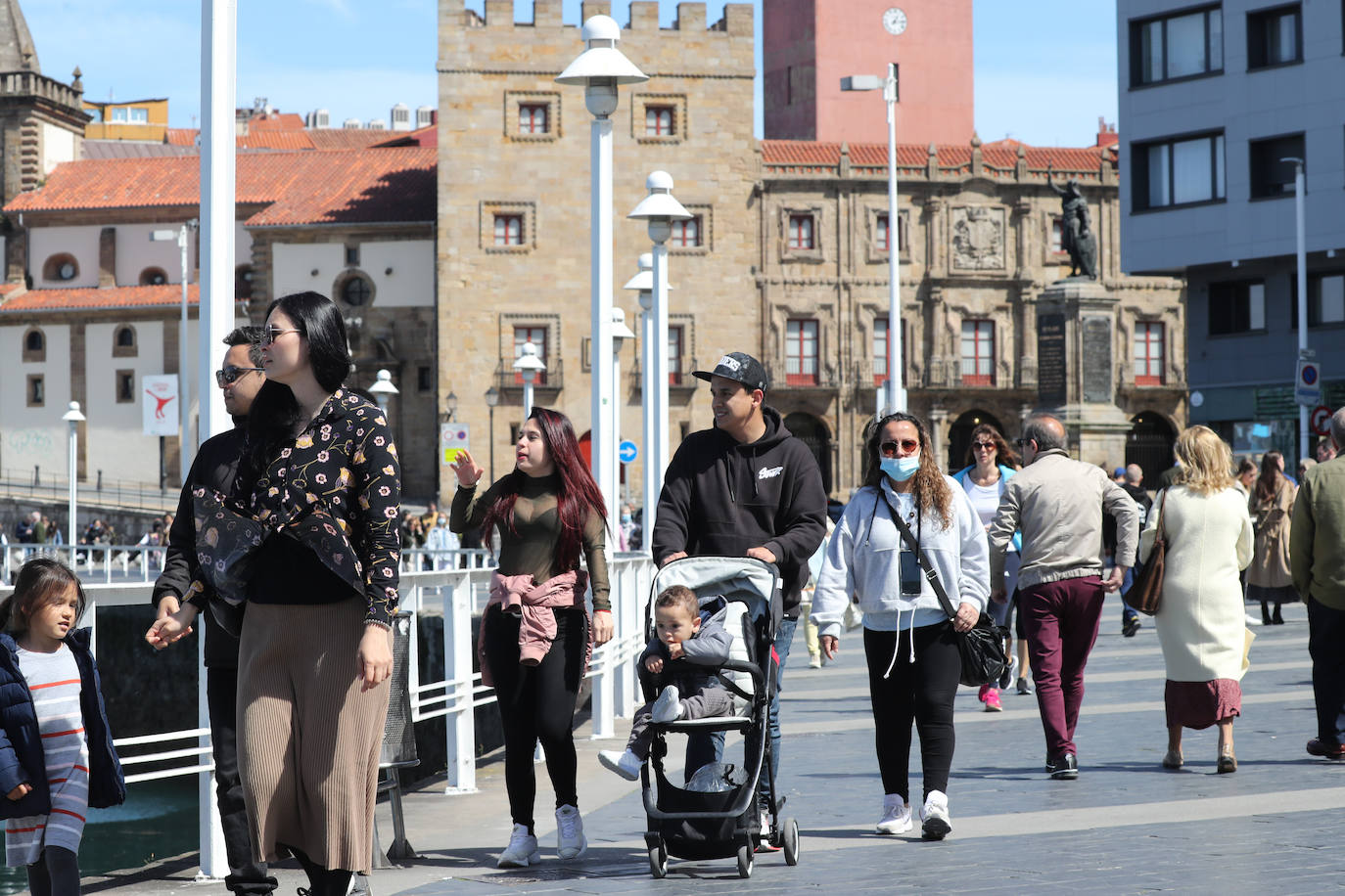 El buen tiempo, sumado a la festividad del Jueves Santo, ha dejado en Gijón una imagen repleta de turistas que aprovecharon las agradables temperaturas para visitar la ciudad.