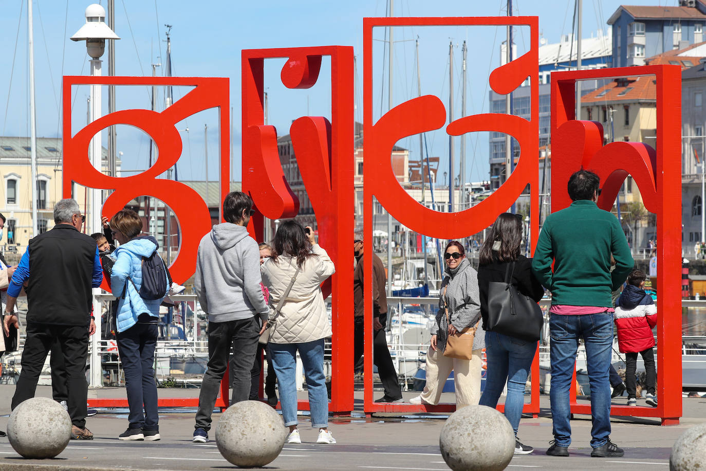 El buen tiempo, sumado a la festividad del Jueves Santo, ha dejado en Gijón una imagen repleta de turistas que aprovecharon las agradables temperaturas para visitar la ciudad.