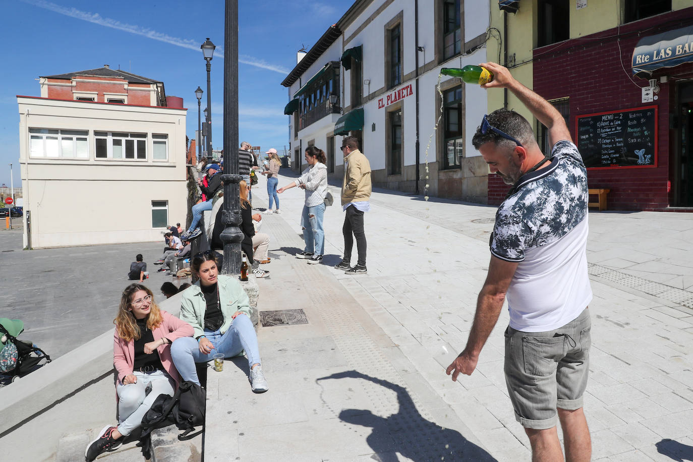El buen tiempo, sumado a la festividad del Jueves Santo, ha dejado en Gijón una imagen repleta de turistas que aprovecharon las agradables temperaturas para visitar la ciudad.