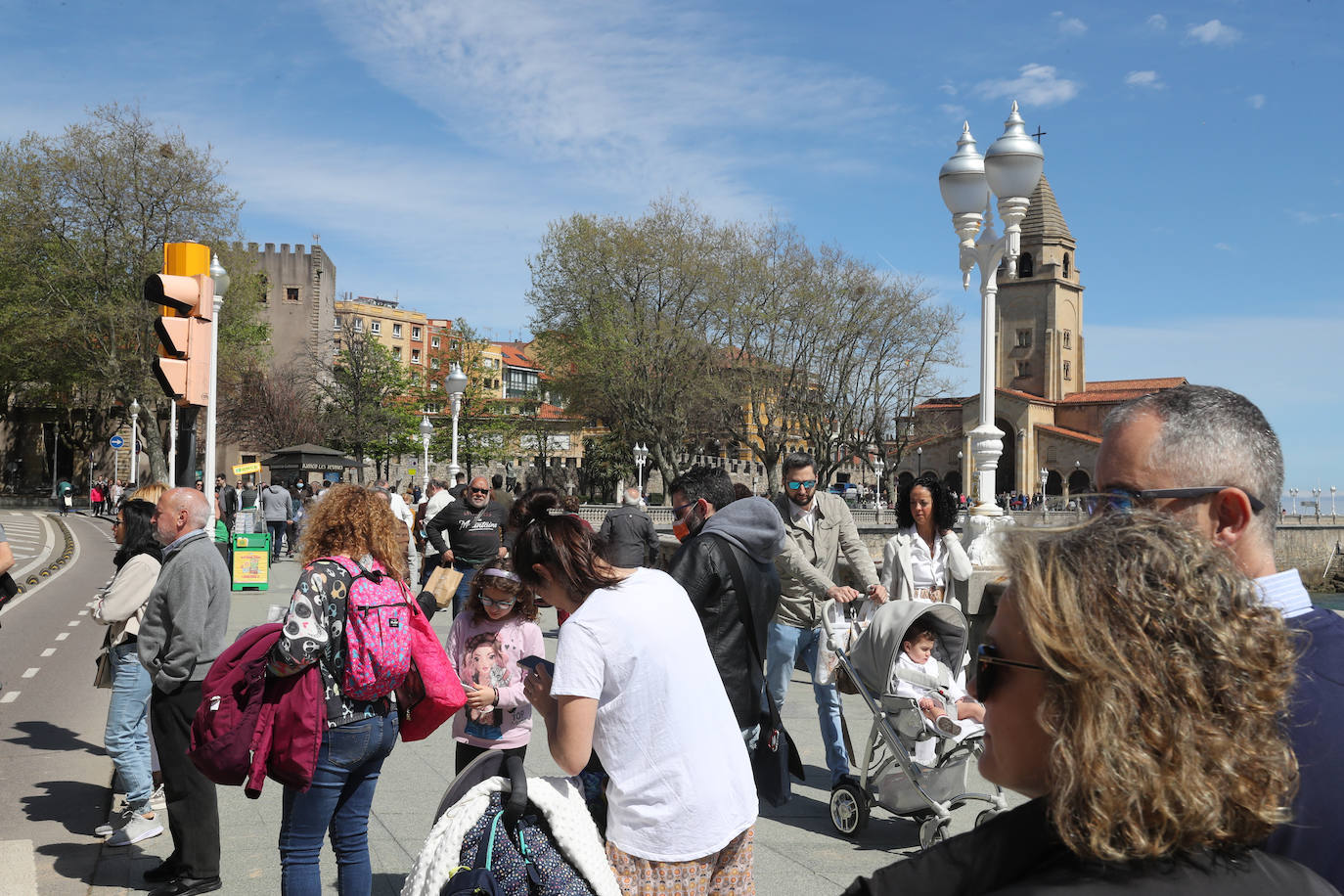 El buen tiempo, sumado a la festividad del Jueves Santo, ha dejado en Gijón una imagen repleta de turistas que aprovecharon las agradables temperaturas para visitar la ciudad.