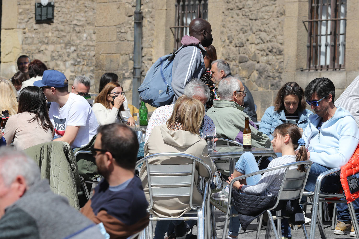 El buen tiempo, sumado a la festividad del Jueves Santo, ha dejado en Gijón una imagen repleta de turistas que aprovecharon las agradables temperaturas para visitar la ciudad.