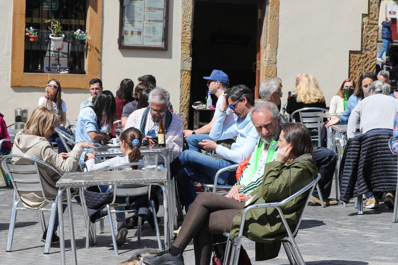 El buen tiempo, sumado a la festividad del Jueves Santo, ha dejado en Gijón una imagen repleta de turistas que aprovecharon las agradables temperaturas para visitar la ciudad.