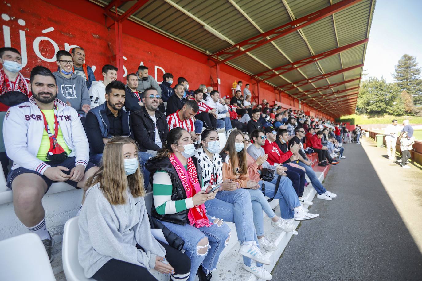 Fotos: Más de 400 aficionados arropan al Sporting en el entrenamiento a dos días del derbi