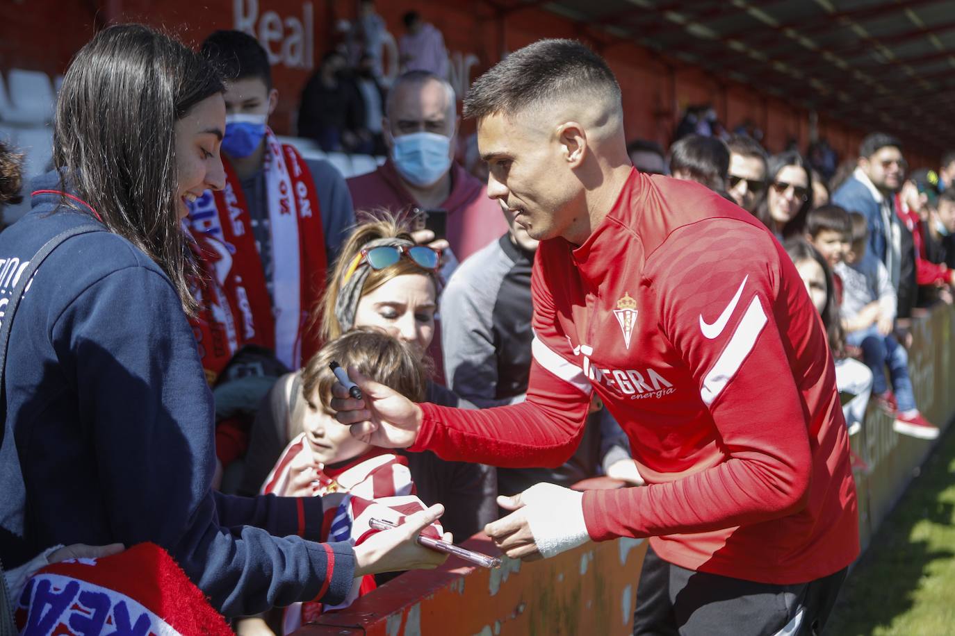 Fotos: Más de 400 aficionados arropan al Sporting en el entrenamiento a dos días del derbi