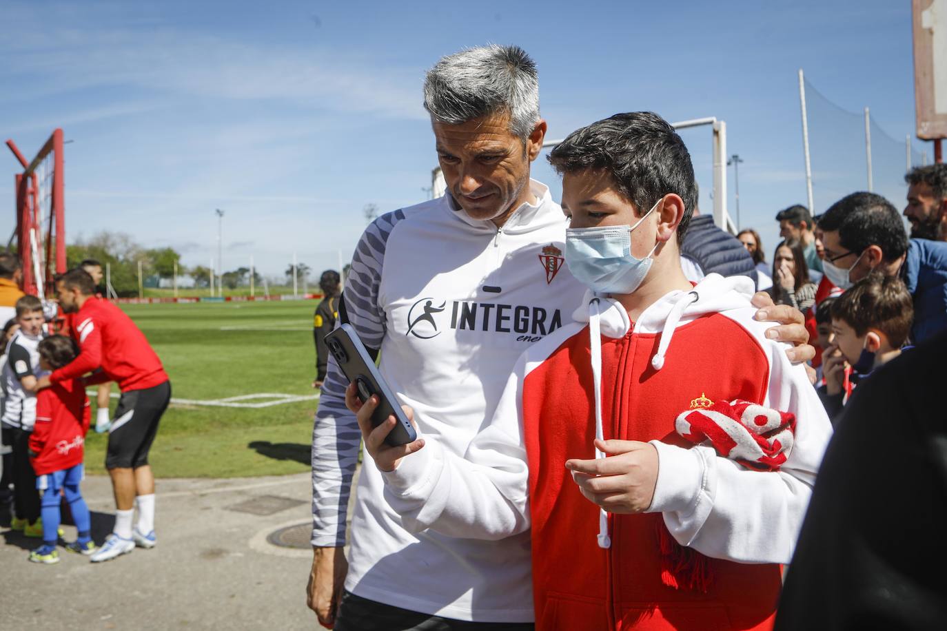 Fotos: Más de 400 aficionados arropan al Sporting en el entrenamiento a dos días del derbi