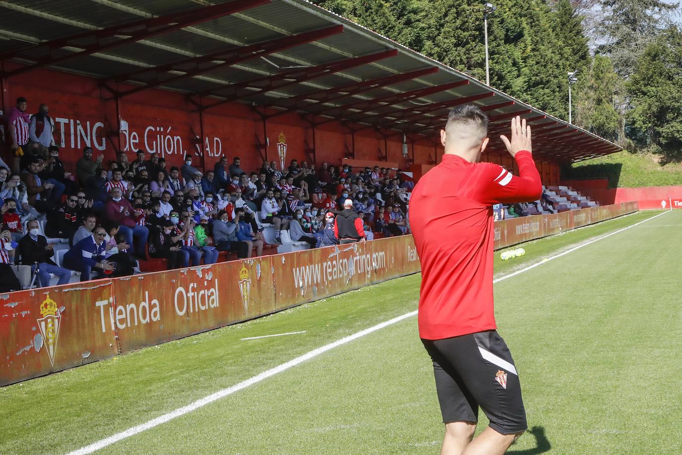 Fotos: Más de 400 aficionados arropan al Sporting en el entrenamiento a dos días del derbi