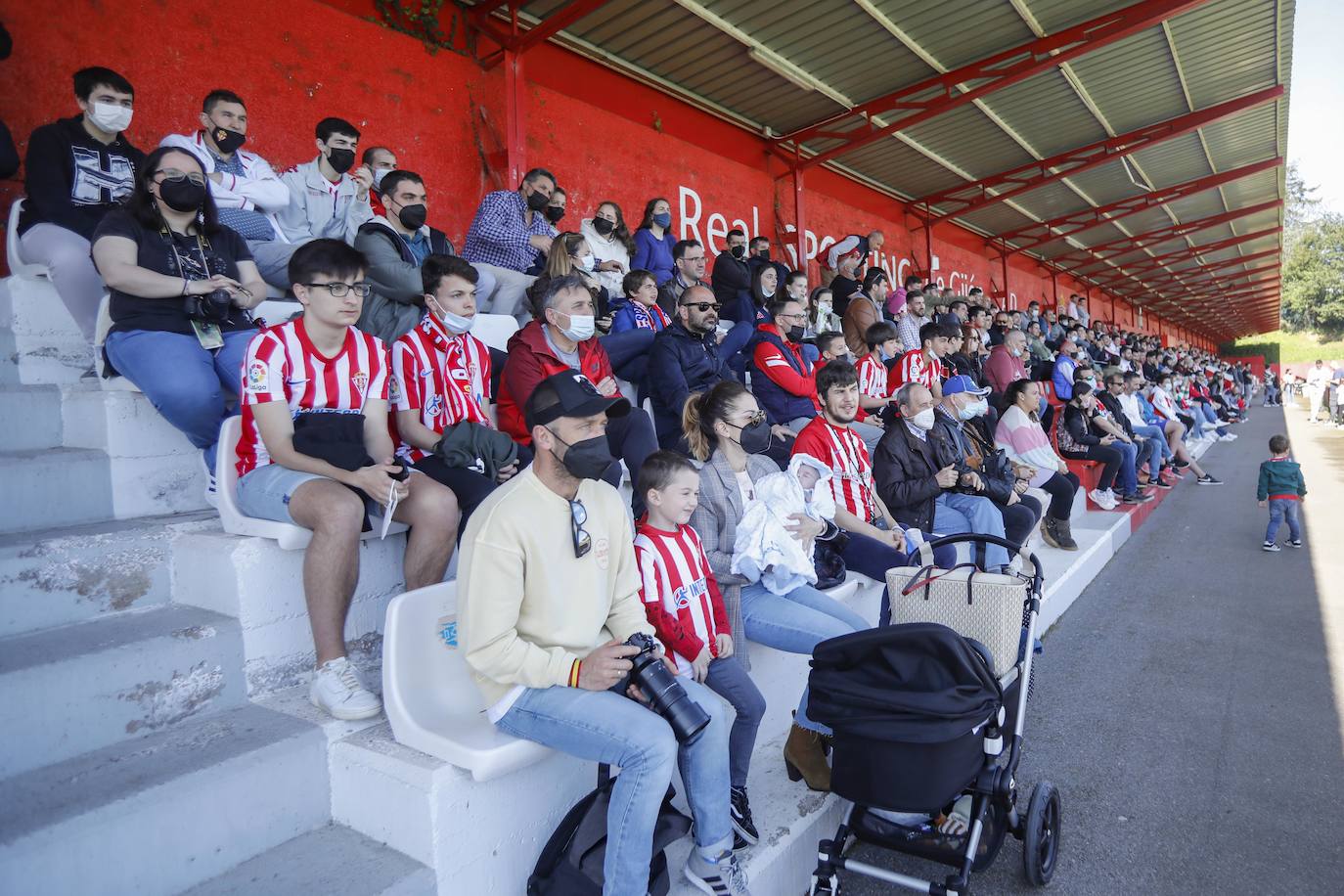 Fotos: Más de 400 aficionados arropan al Sporting en el entrenamiento a dos días del derbi