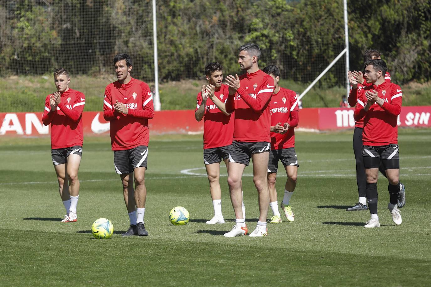 Fotos: Más de 400 aficionados arropan al Sporting en el entrenamiento a dos días del derbi