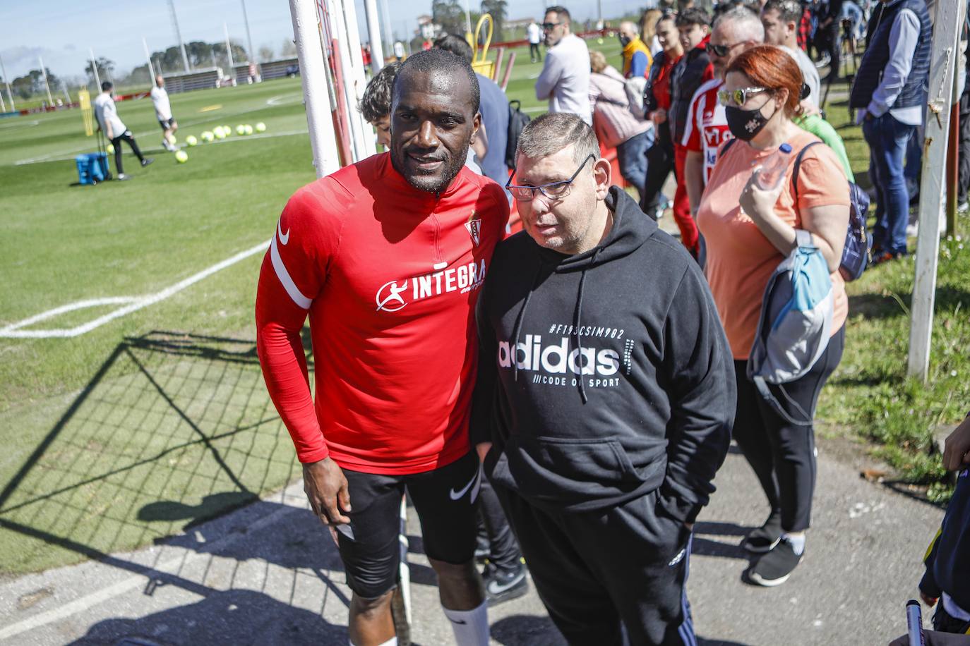 Fotos: Más de 400 aficionados arropan al Sporting en el entrenamiento a dos días del derbi