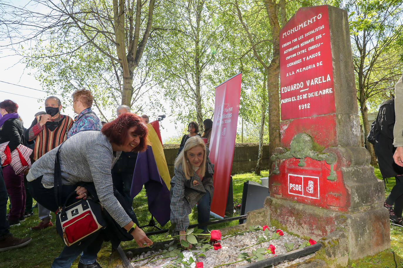 Decenas de personas participaron este jueves en el acto unitario que cada año convocan el Ateneo Obrero de Gijón y la Sociedad Cultural Gijonesa como homenaje a los represaliados republicanos como como Eduardo Varela -primer secretario de los socialistas gijoneses- y Teresa Olay.