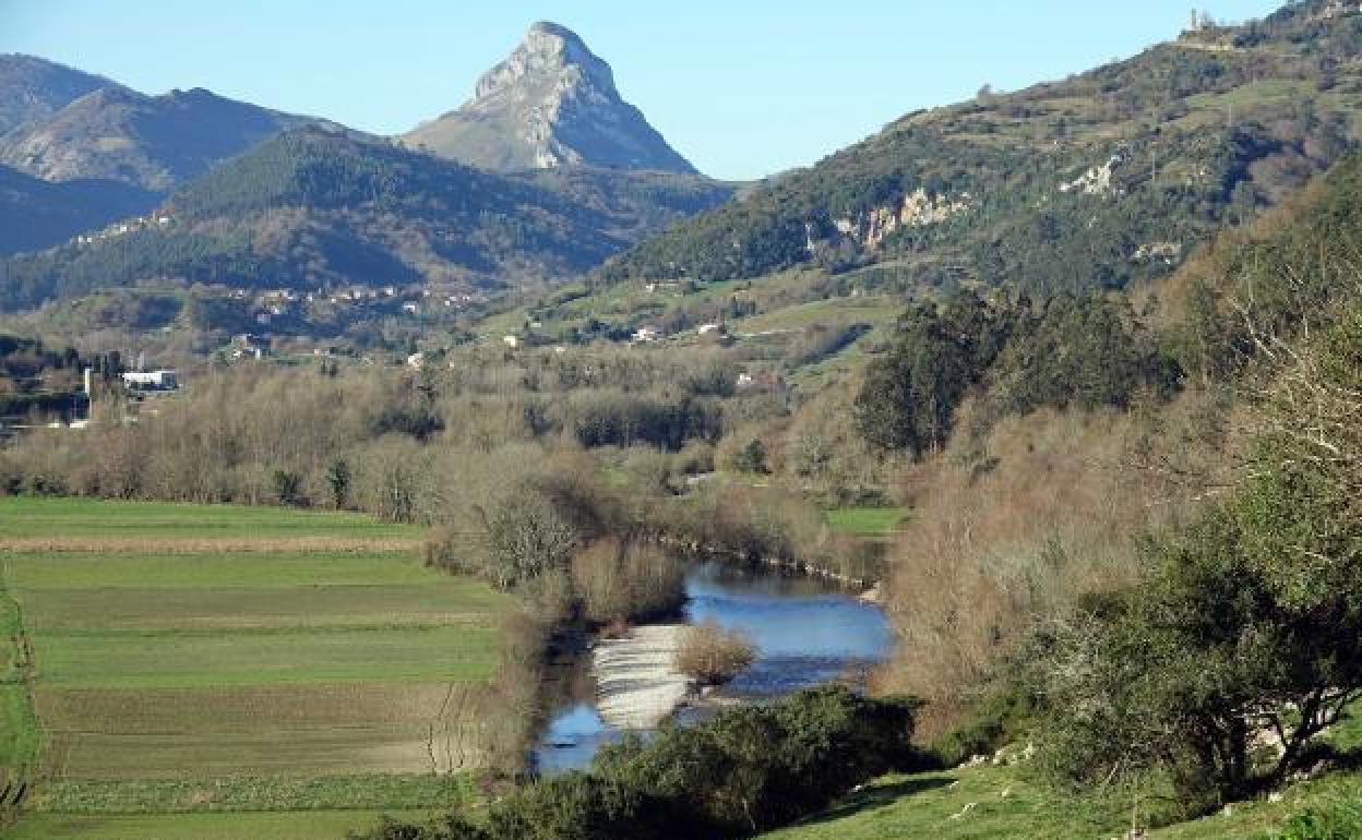 El río, a su paso por Peñamellera Baja, con el Pico Peñamellera al fondo, en una imagen de archivo.
