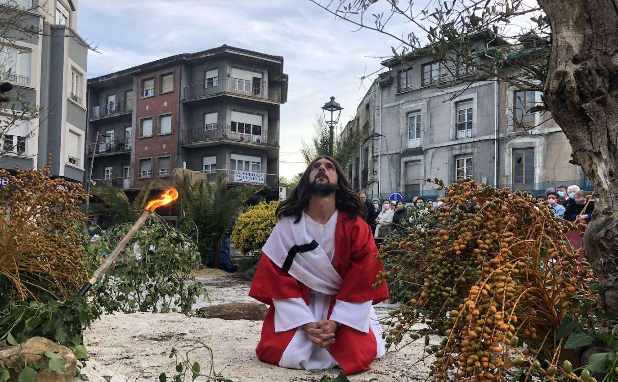 Nuevo vestuario y decoraciones se suman a las representaciones de los momentos clave de la Pasión de Jesucristo en una villa convertida para la ocasión en Jerusalén.