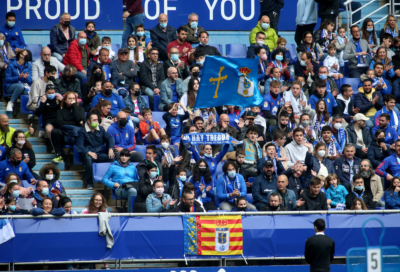 2.500 oviedistas se volcaron para animar a sus jugadores en el entrenamiento previo al partido contra el Sporting en El Molinón, y con unos futbolistas visiblemente sorprendidos por el empuje de su afición.