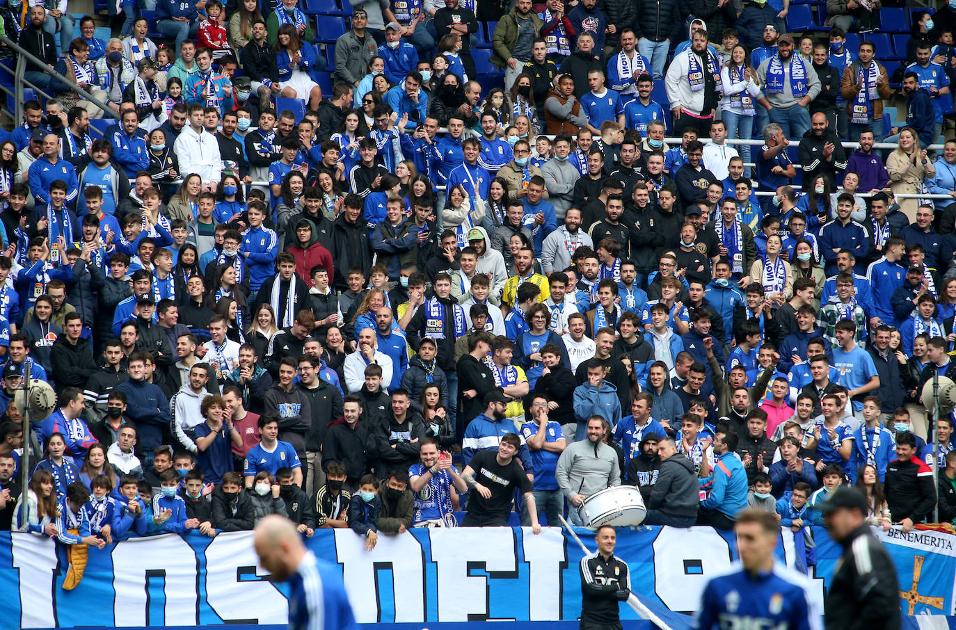 2.500 oviedistas se volcaron para animar a sus jugadores en el entrenamiento previo al partido contra el Sporting en El Molinón, y con unos futbolistas visiblemente sorprendidos por el empuje de su afición.