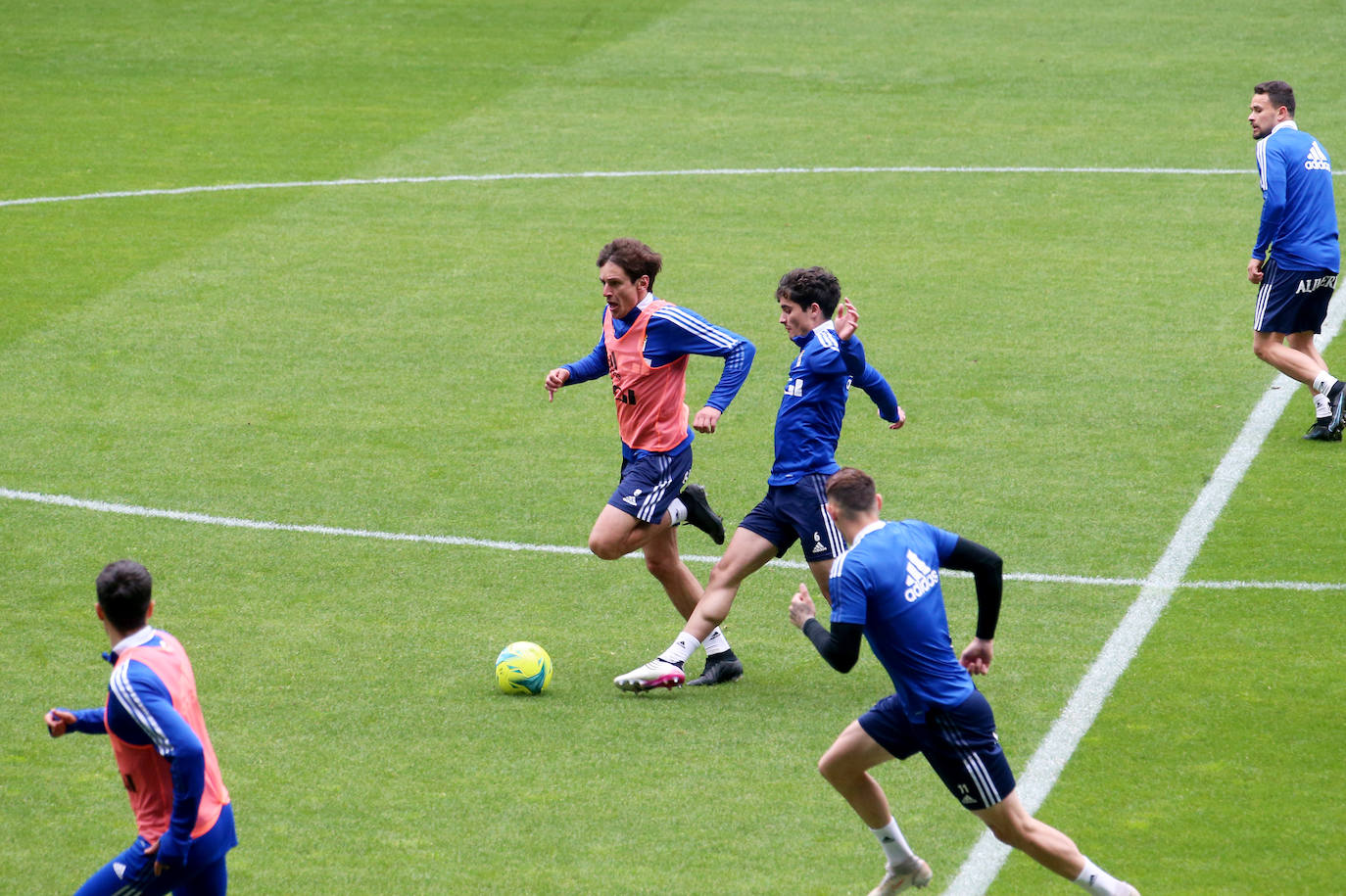 2.500 oviedistas se volcaron para animar a sus jugadores en el entrenamiento previo al partido contra el Sporting en El Molinón, y con unos futbolistas visiblemente sorprendidos por el empuje de su afición.