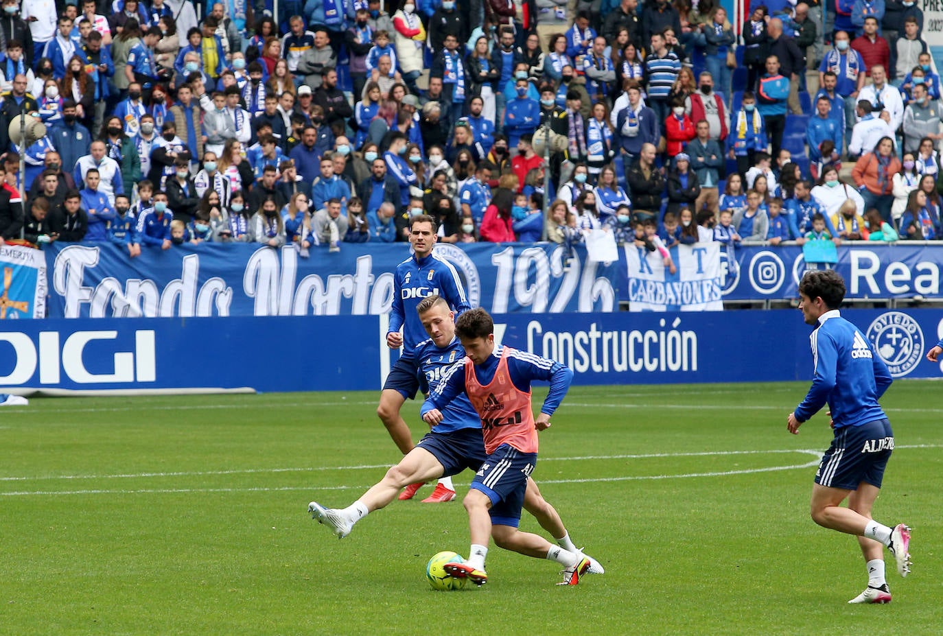 2.500 oviedistas se volcaron para animar a sus jugadores en el entrenamiento previo al partido contra el Sporting en El Molinón, y con unos futbolistas visiblemente sorprendidos por el empuje de su afición.