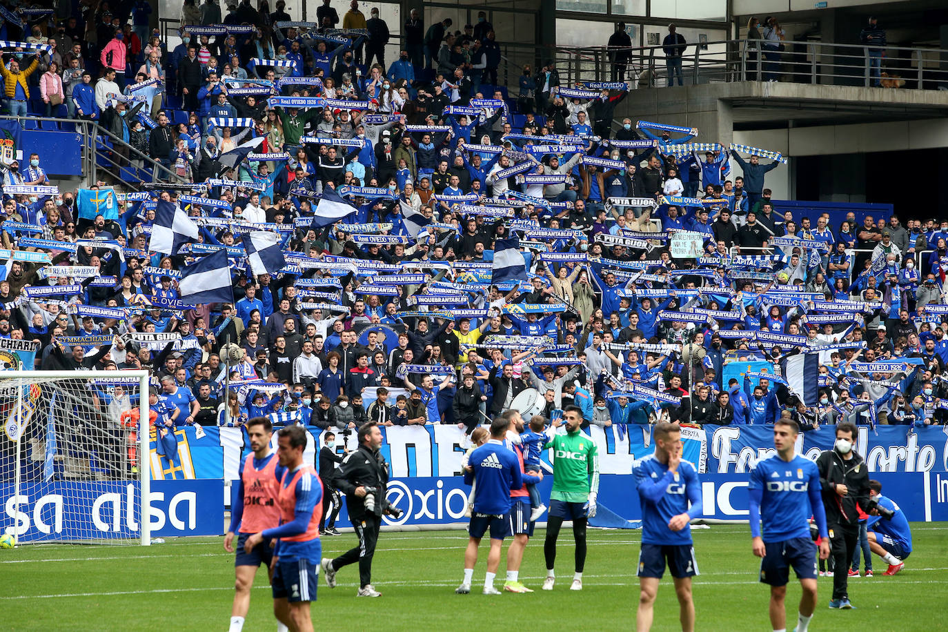 2.500 oviedistas se volcaron para animar a sus jugadores en el entrenamiento previo al partido contra el Sporting en El Molinón, y con unos futbolistas visiblemente sorprendidos por el empuje de su afición.