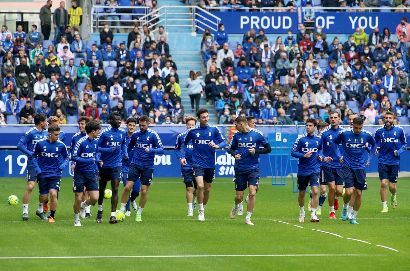 2.500 oviedistas se volcaron para animar a sus jugadores en el entrenamiento previo al partido contra el Sporting en El Molinón, y con unos futbolistas visiblemente sorprendidos por el empuje de su afición.