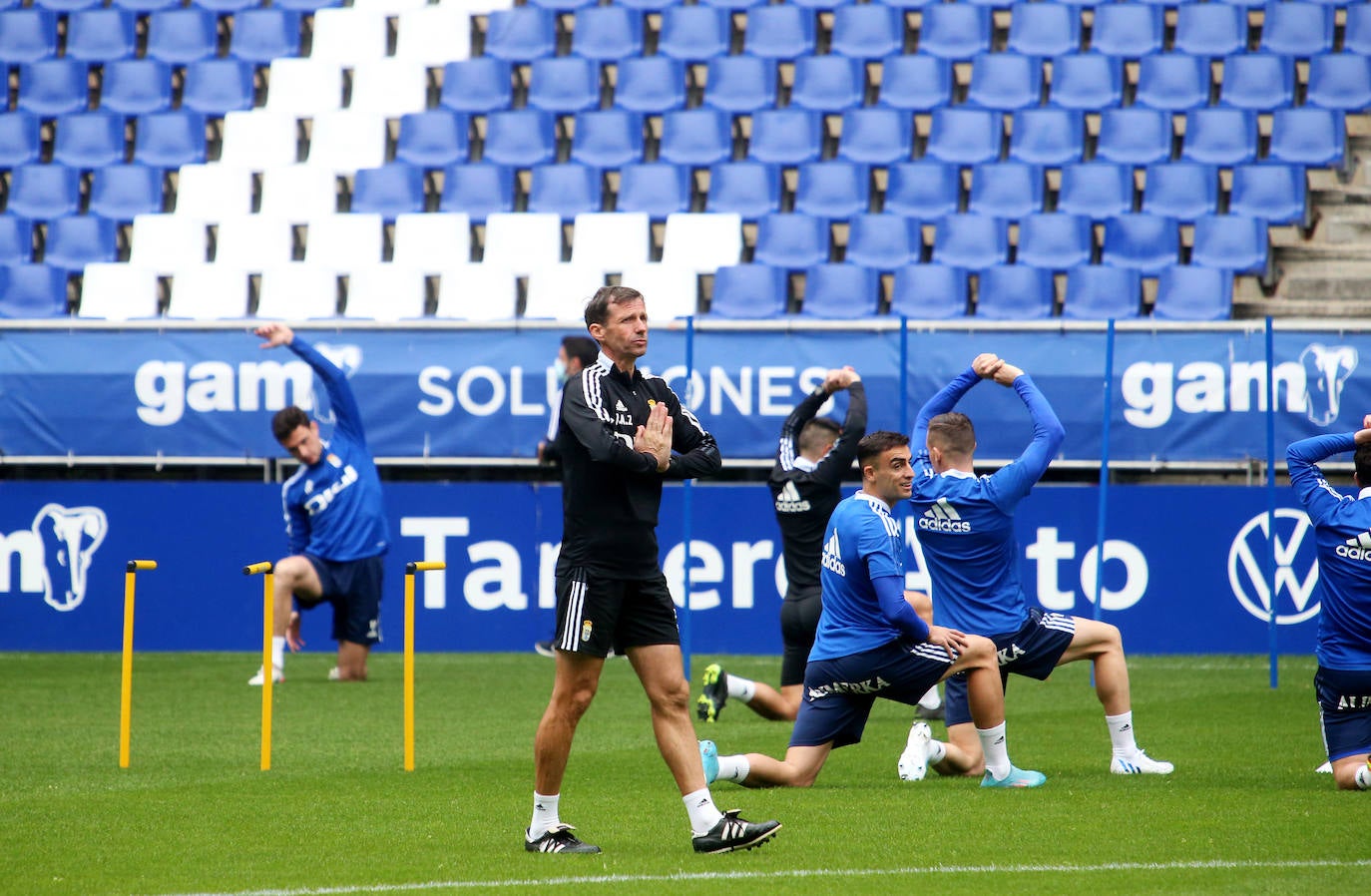 2.500 oviedistas se volcaron para animar a sus jugadores en el entrenamiento previo al partido contra el Sporting en El Molinón, y con unos futbolistas visiblemente sorprendidos por el empuje de su afición.