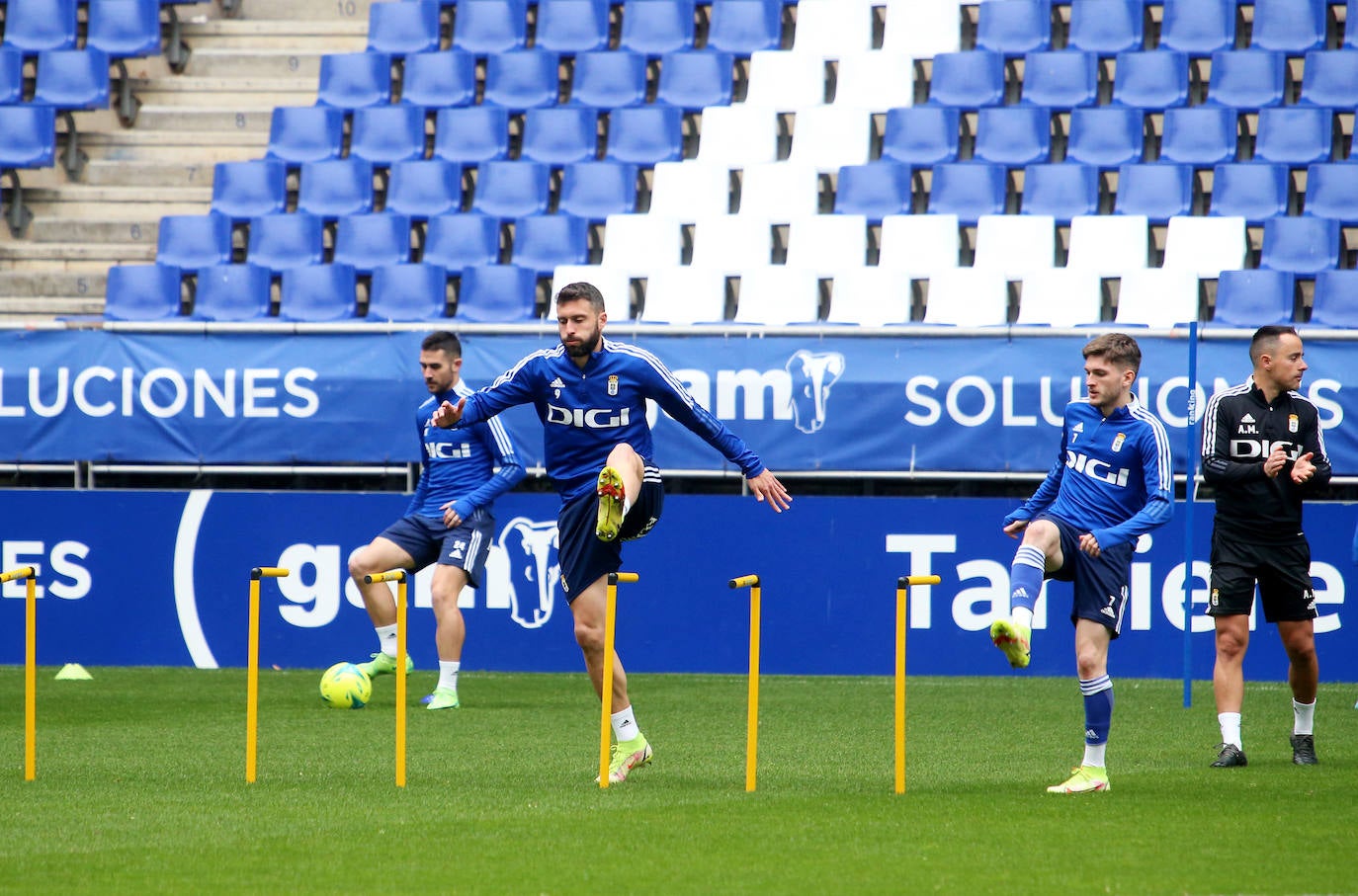 2.500 oviedistas se volcaron para animar a sus jugadores en el entrenamiento previo al partido contra el Sporting en El Molinón, y con unos futbolistas visiblemente sorprendidos por el empuje de su afición.