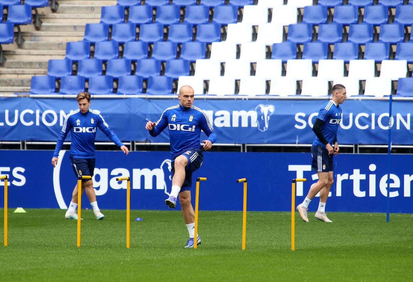 2.500 oviedistas se volcaron para animar a sus jugadores en el entrenamiento previo al partido contra el Sporting en El Molinón, y con unos futbolistas visiblemente sorprendidos por el empuje de su afición.