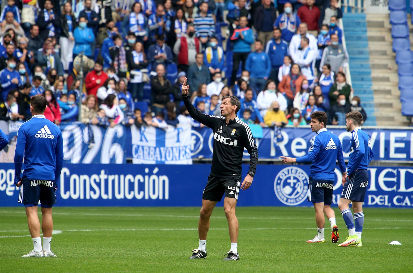 2.500 oviedistas se volcaron para animar a sus jugadores en el entrenamiento previo al partido contra el Sporting en El Molinón, y con unos futbolistas visiblemente sorprendidos por el empuje de su afición.