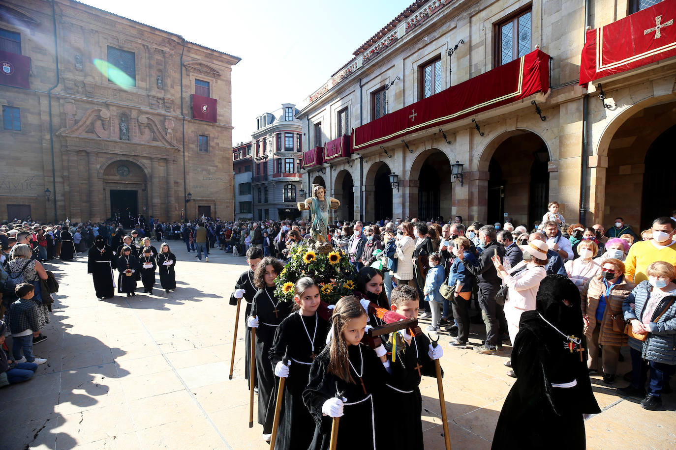 Oviedo ha celebrado la procesión del Santo Entierro, uno de los momentos más importantes de la Semana Santa asturiana. 