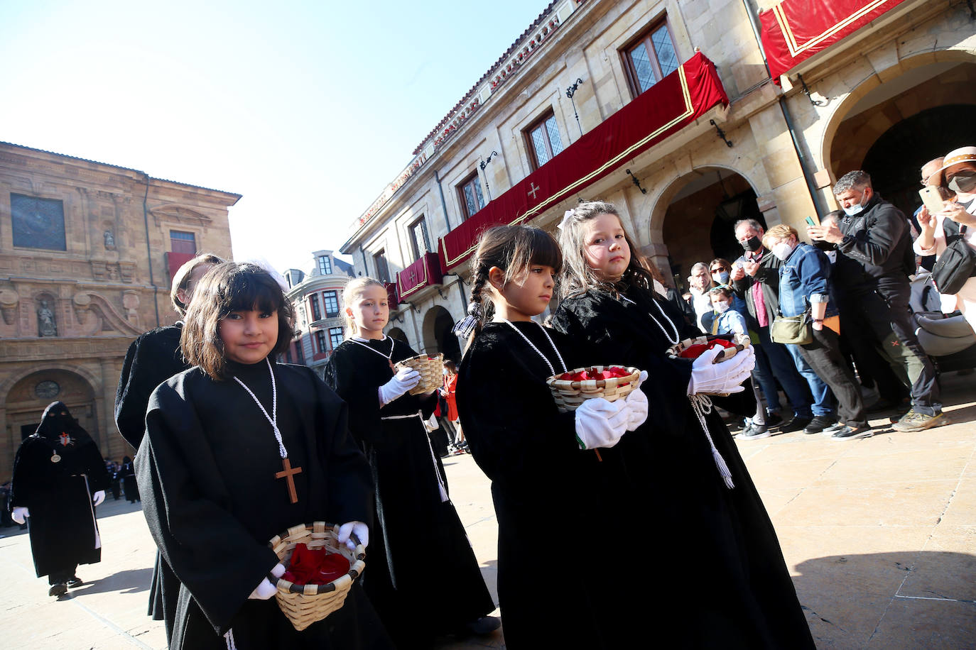 Oviedo ha celebrado la procesión del Santo Entierro, uno de los momentos más importantes de la Semana Santa asturiana. 